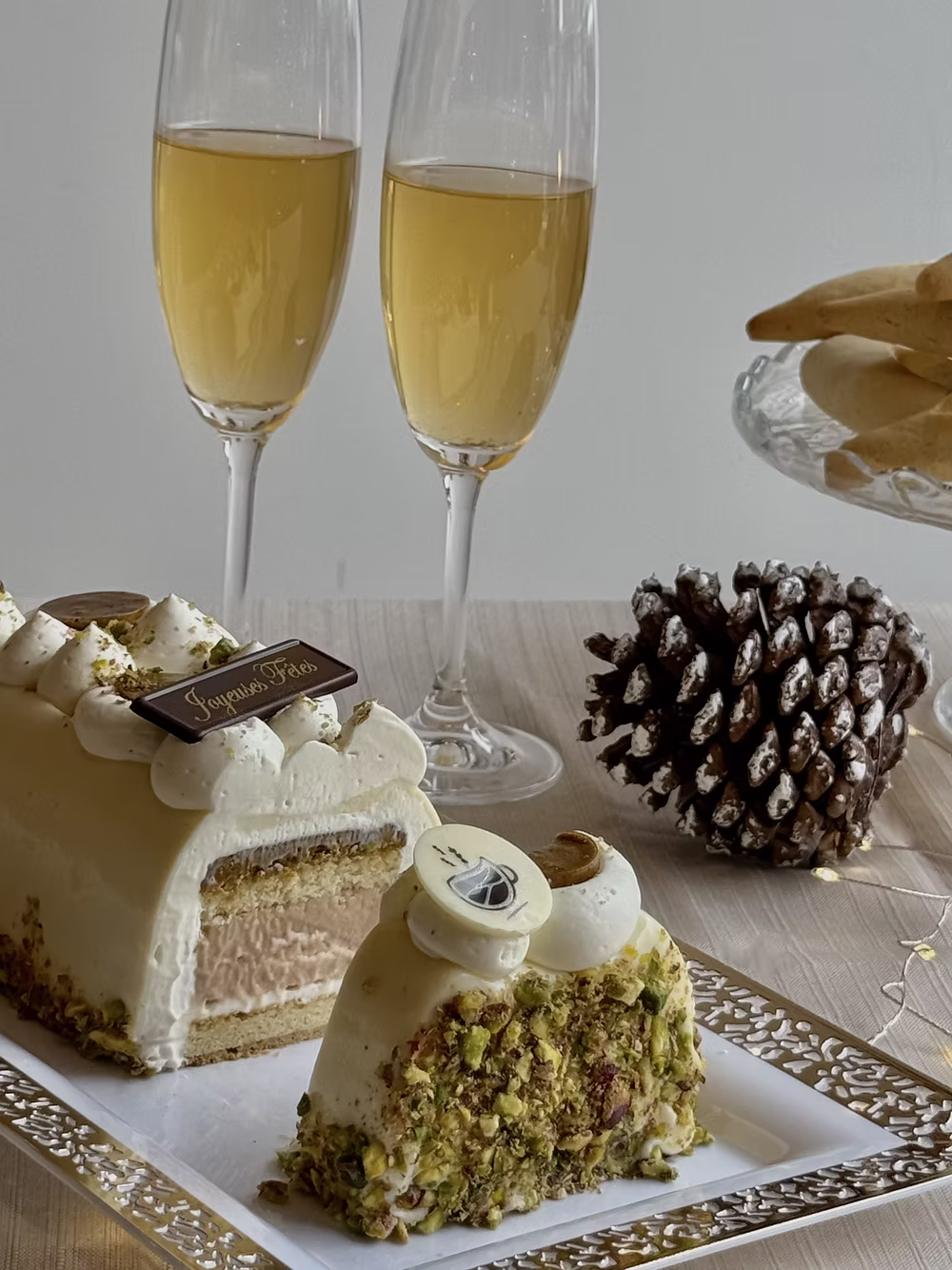 intérieur d'une buche à la pistache et coupes de champagne