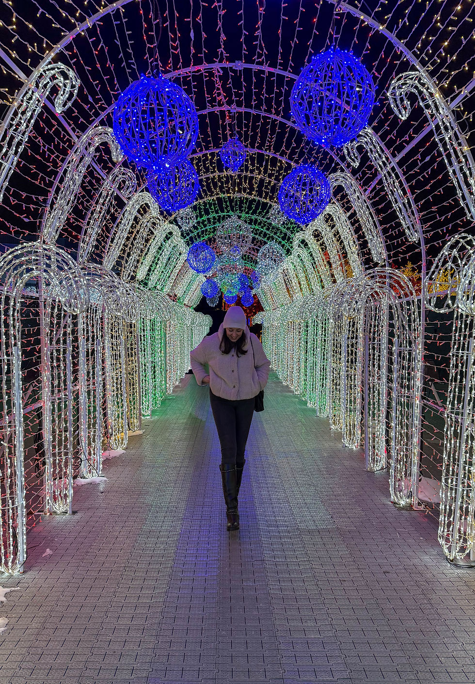 tunnel illuminé et femme