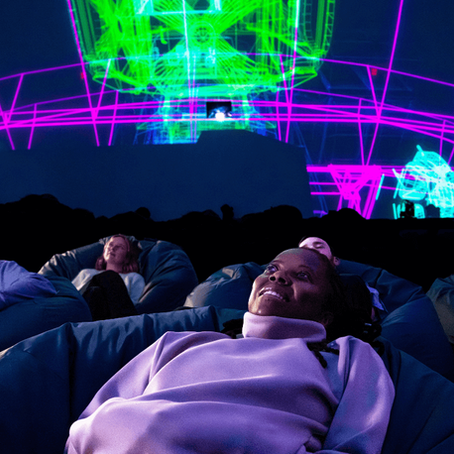  personnes allongées avec lumières au plafond