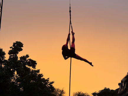 Acrobate avec coucher de soleil