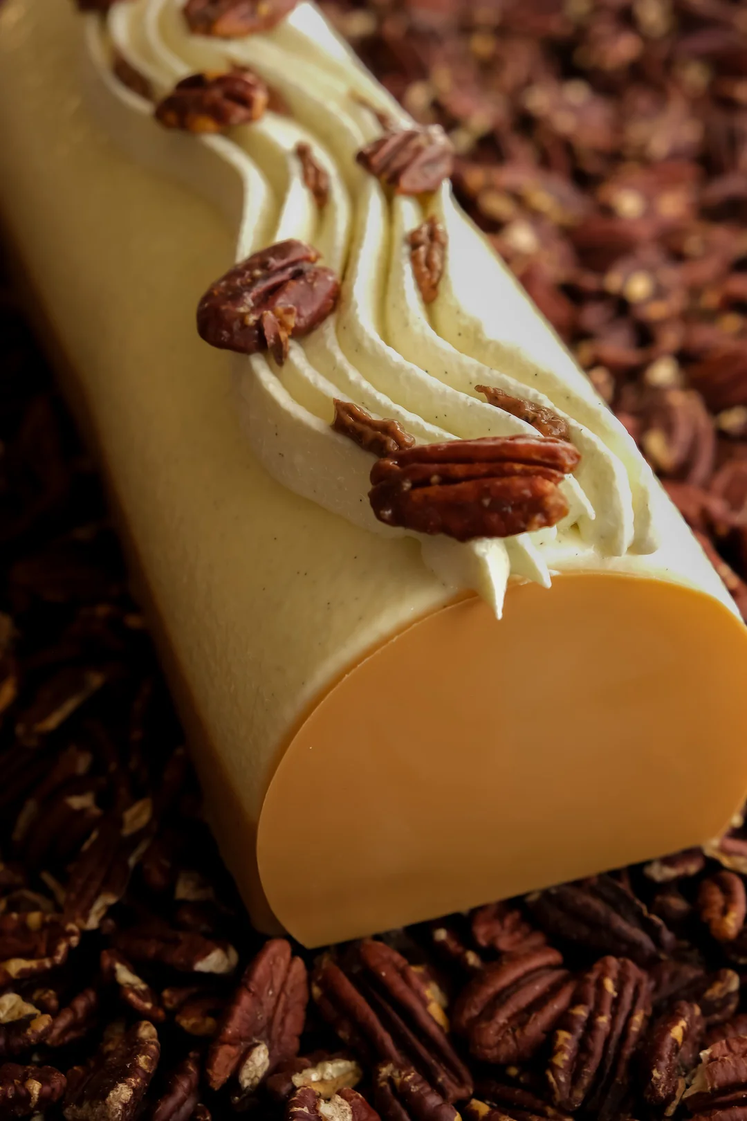 buche blanche avec des noix de pécans