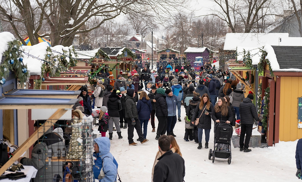 marché de noël avec des gens sous la neige