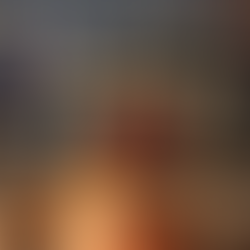 femme avec bonnet prés d'un feu de bois