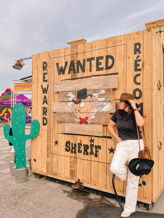 fille avec un chapeau de cowboy