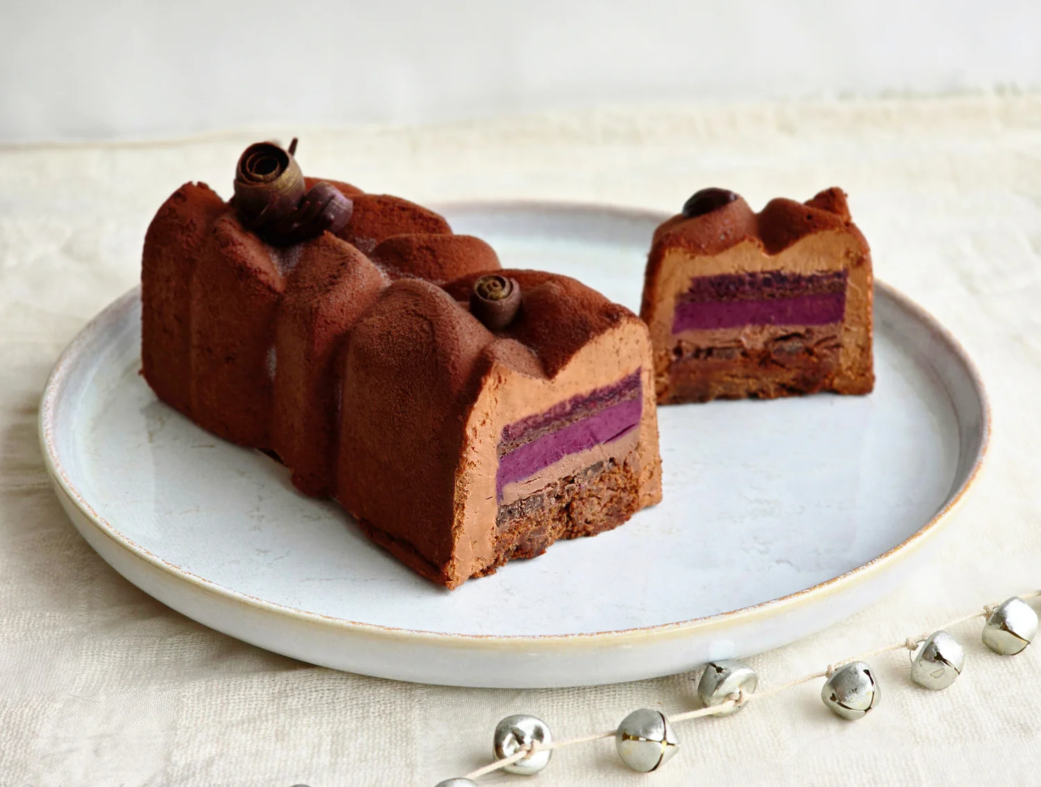 intérieur d'une buche au chocolat et cassis