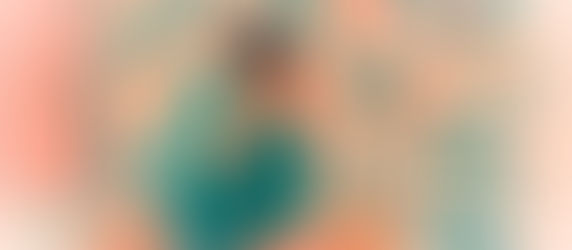 Žena pokušava da se zaštiti od buke i agresije u okruženju - ilustracija nervnog sistema pod pritiskom toksičnog okruženja