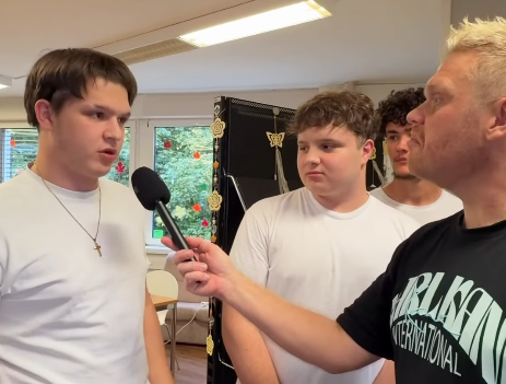 gman im Gespräch mit Jugendlichen der Stiftung Dreipunkt.