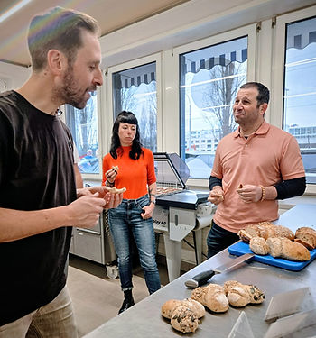 KUNZ besucht die Bio Holzofenbäckerei der Stiftung Dreipunkt