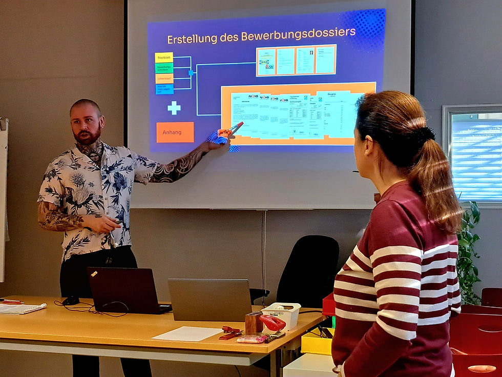 Kursleiter erklären das Erstellen eines Bewerbungsdossiers