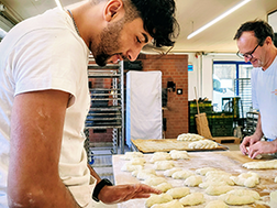 Jugendlicher beim Backen in der Backstube Stiftung Dreipunkt.