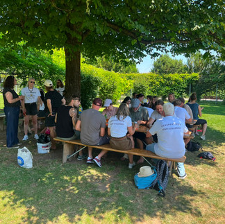 Team der Stiftung Dreipunkt beim gemütlichen Zusammensein im Garten