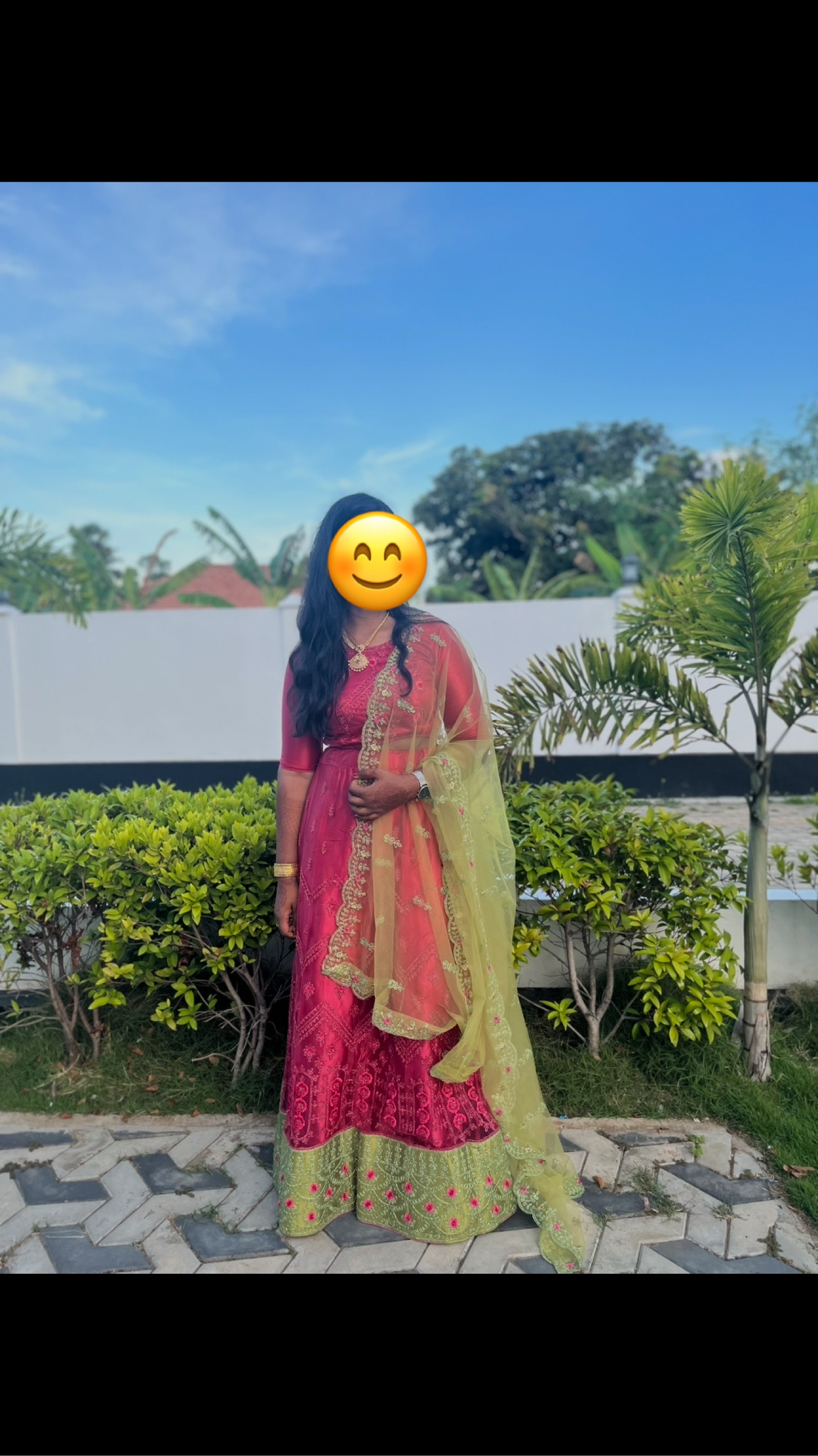 Ensemble Lehenga traditionnel brodé rose et vert