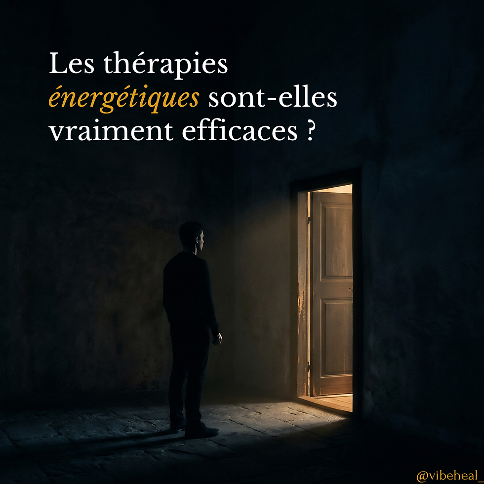 Silhouette debout face à une porte lumineuse entrouverte dans une pièce sombre, pour illustrer la question de l'efficacité des thérapies énergétiques.