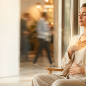 Personne pratiquant une respiration anti-stress pendant trois minutes