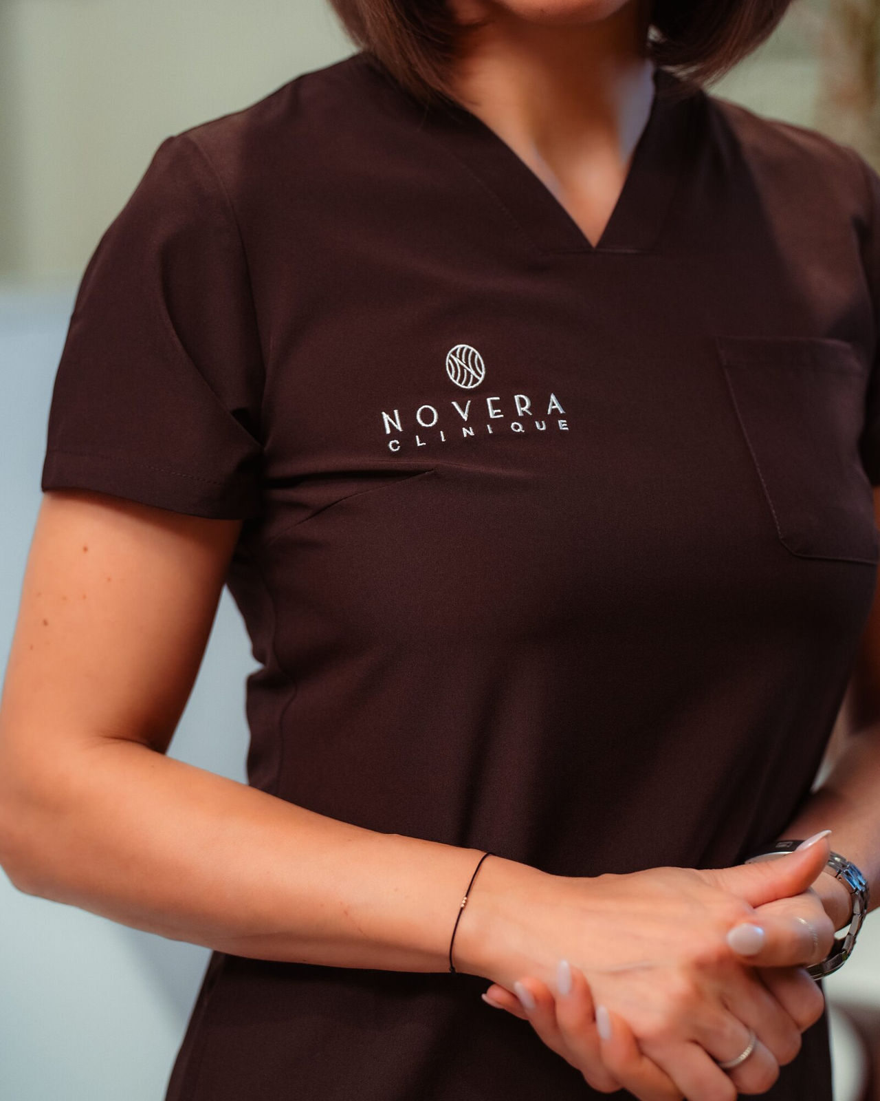 Specialistă Novera Clinique în uniforma centrului