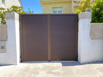 Puerta inteligente de dos hojas con lector de acceso biométrico.
