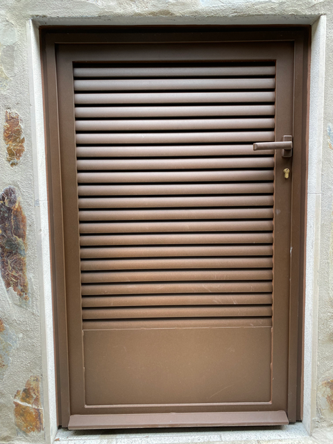 Puerta de trampilla con bisagras resistentes.