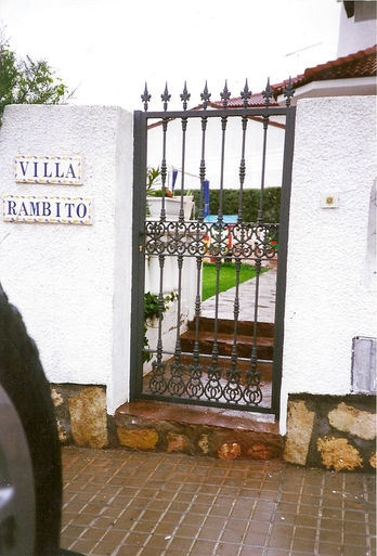 Puerta de aspecto rústico con remaches decorativos en la zona inferior.