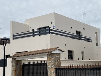 Barandilla metálica moderna instalada en Madrid.