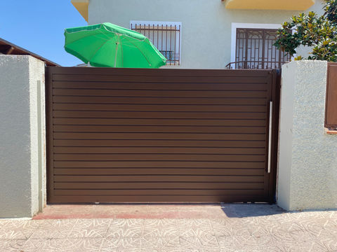 Puerta corredera con guías ocultas.