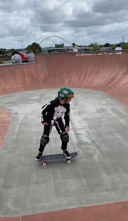 Jessica Ready (@double__decca) shredding Valonia bowl in her skeleton gears!