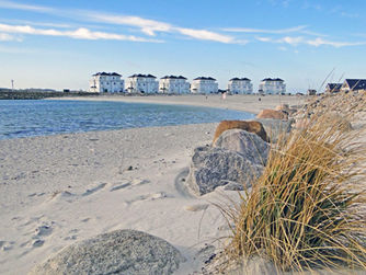 Die weissen Strandvillen im OstseeResort Olpenitz. Hamptons Feeling im Ferienhaus The Beach House Ostsee / Schlei