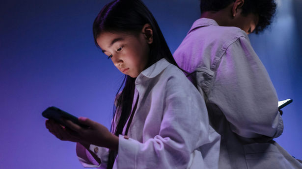 Scroll, Swipe, Repeat: Apakah Anak Muda Kalteng Sedang Kehilangan Ruang Sosial Nyata?