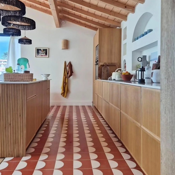 Cuisine décorée avec des carreaux de ciment Dune chocolat au sol et sur l’îlot