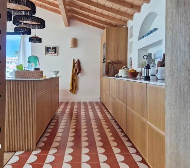 Carrelage coloré délimitant une cuisine ouverte sur le salon