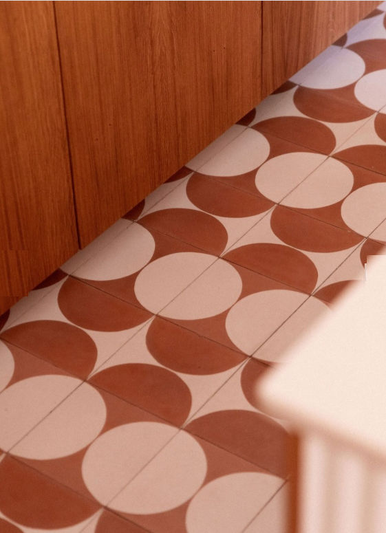 Carrelage terracotta dans une cuisine en bois