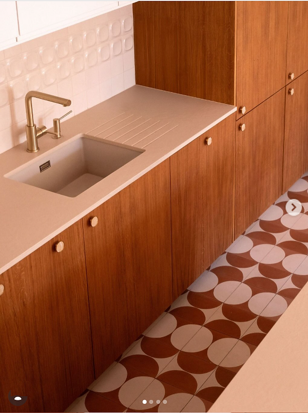 Carrelage terracotta dans une cuisine en bois