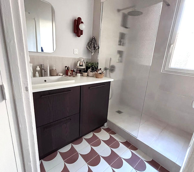 Carrelage terracotta dans une salle de bain avec meuble en bois