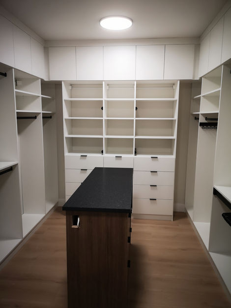 Modern Floor-to-ceiling closet with an island