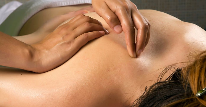 massage-dos-mains.jpeg