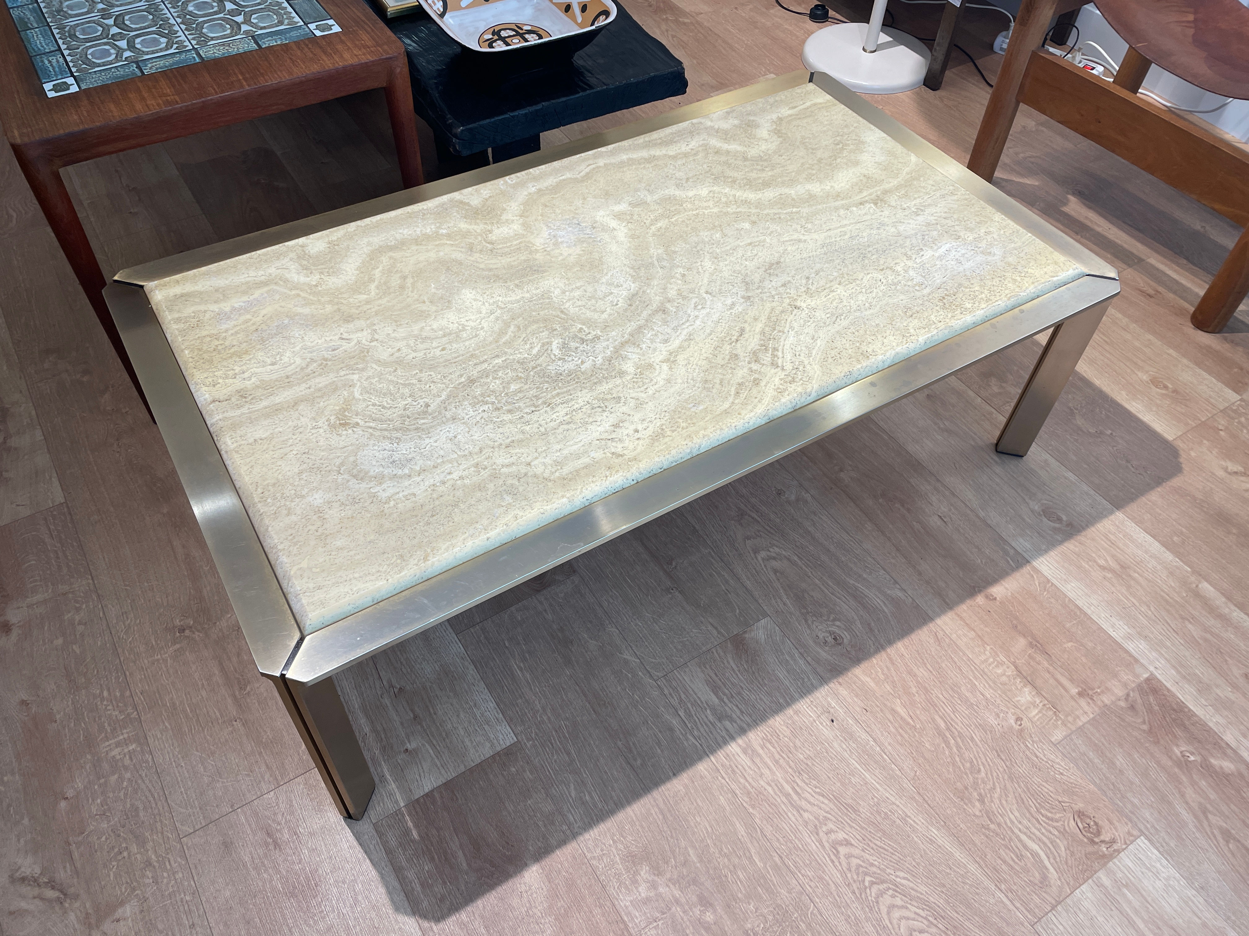 Guy LEFEVRE (1933-2018) - Attribué à - Table basse - Métal doré et Travertin