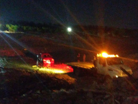 Ignora restricción y queda atascado en el río: fue auxiliado por Protección Civil y Seguridad Pública