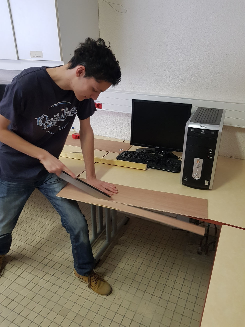 Notre chef coupe du bois