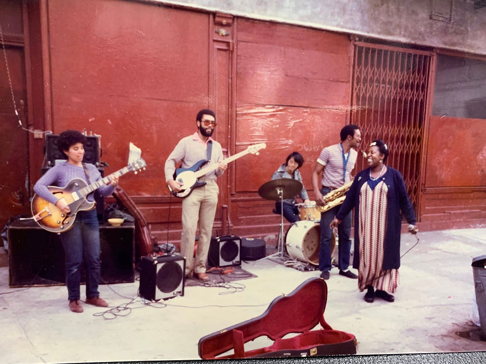 エブリンバンド、イーストビレッジのストリートにて!