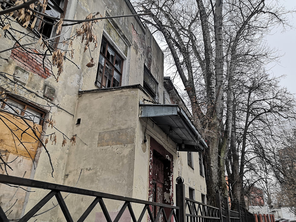 Цепи на крыльце также выполняют функцию безопасности: зимой на прямом козырьке скапливается много снега, из-за чего ему требуется дополнительная поддержка.