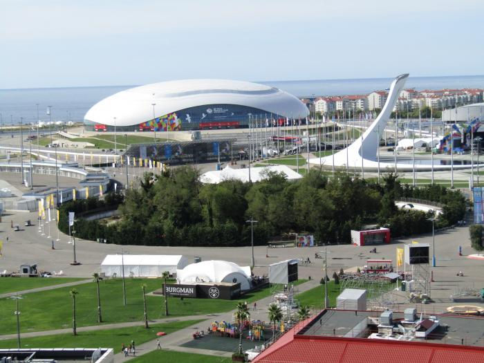 Изначально кладбище старообрядцев хотели огородить высоким барельефом, но это было слишком долго и затратно. Тем не менее, благодаря деревьям оно почти не просматривается.