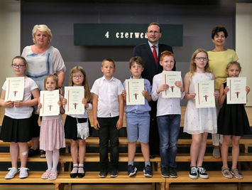 Nasze uczennice laureatkami gminnego konkursu "DEMOKRACJA"