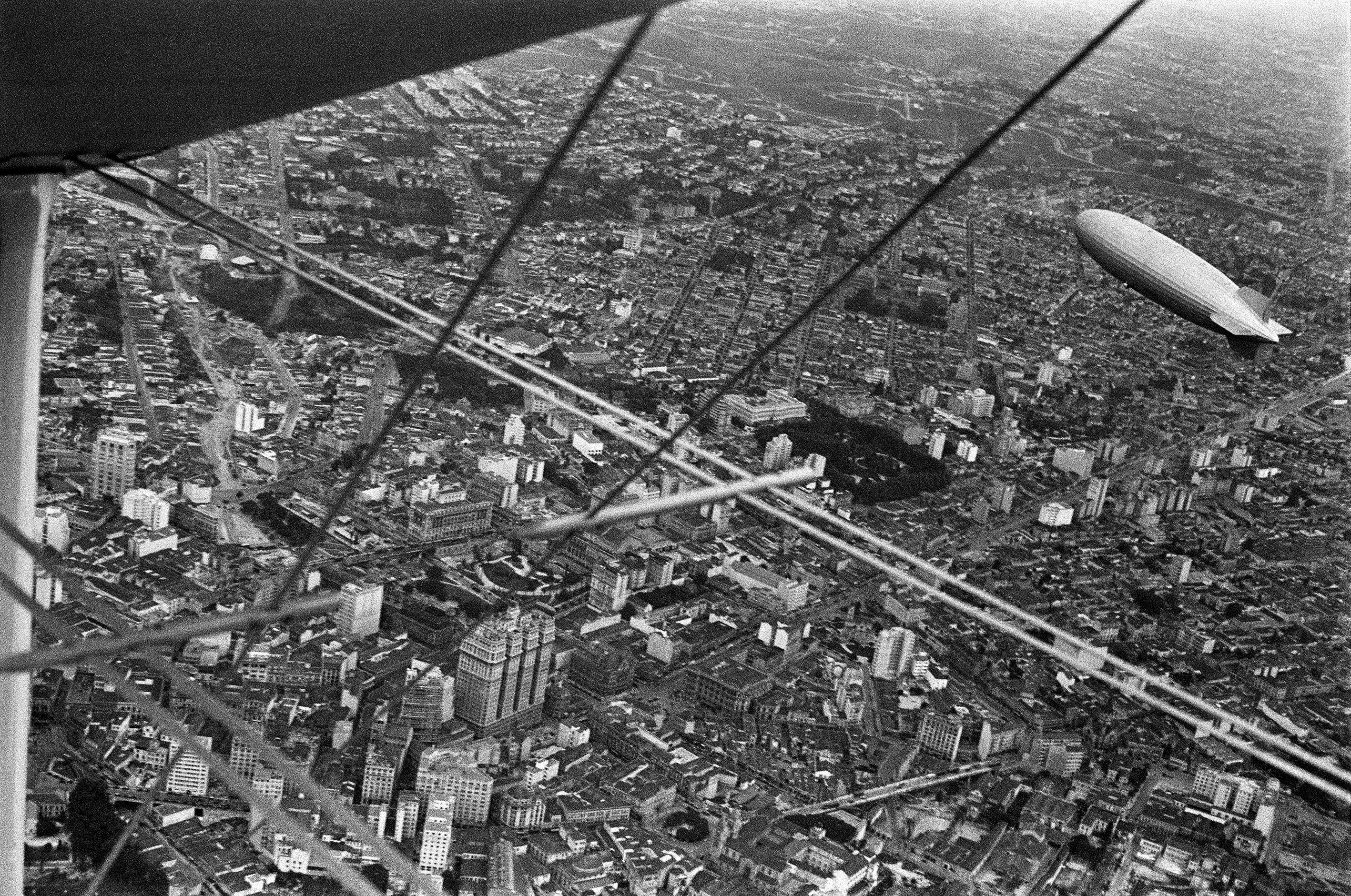 TheodorPreising_Passeio do Dirigível Hindernburg pelo centro de São Paulo 1936.jpg