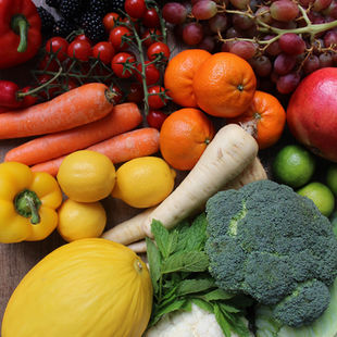 Bright selection of colorufl fruits and vegetables arranged together, highlighting vibrant plant foods that support healthy gut function naturally.