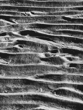 Rippled sand patterns symbolising fluctuating hormone levels and metabolic shifts in women 