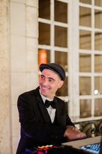 DJ Rock professionnel mixant des vinyles pour un mariage dans le 91ressemble à aucune autre