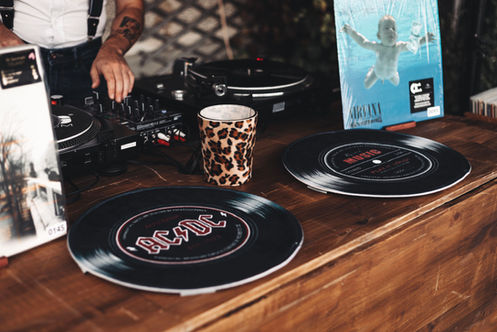 DJ mariage 91 proposant une animation bar à vinyles rétro et élégante