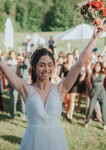 Lancer de bouquet de mariée chic et festif dans les jardins d'un château en Seine-et-Marne 77