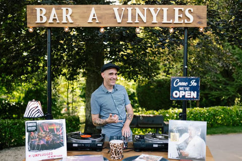 DJ souriant derrière ses platines lors d'une fête d'anniversaire