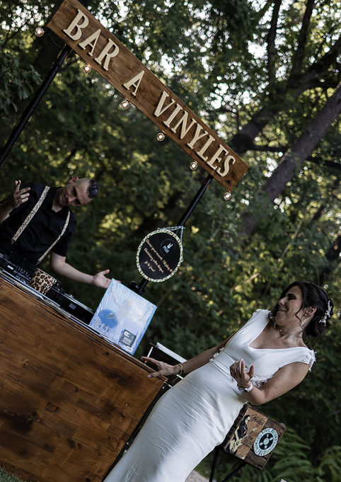 La mariée savoure un vinyle de Nirvana au Bar à Vinyles All Style Rock DJ lors de son mariage