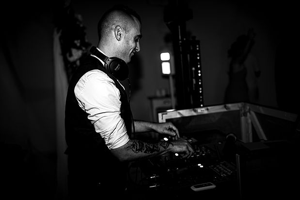 Maxime DORET en plein mix lors d'un mariage chic dans le 78